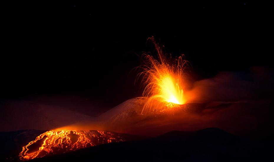 当地时间2015年2月2日，意大利西西里岛埃特纳火山喷发，红色熔浆溢出。