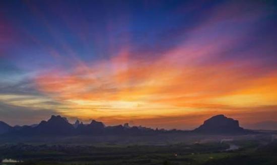 广东的世界自然遗产地丹霞山傍晚天空出现“火烧云”奇景