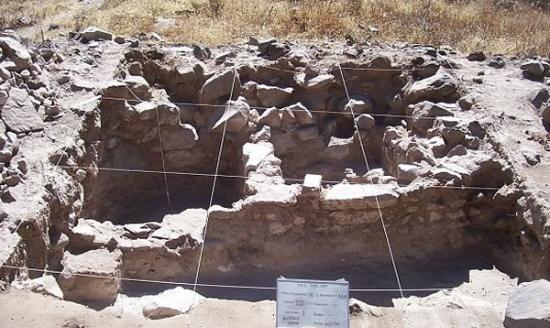 考古学家至今挖掘了遗址中的7个墓穴