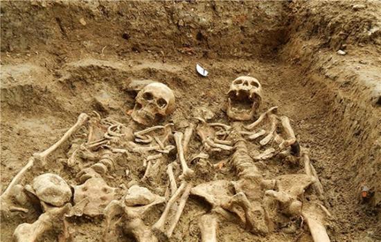 英国考古学家新发现的两副骨骼竟然牵手700年