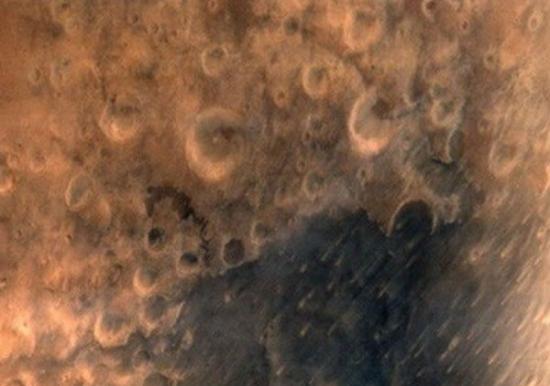 印度火星探测器传回首张火星照片