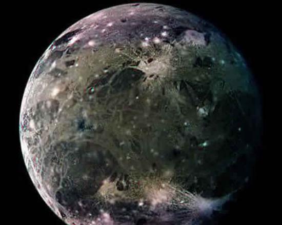 美国宇航局科学部门主管之一格伦斯菲尔德认为，木卫三的冰层下存在深海“打开了地球之外存在生命的奇妙可能”。