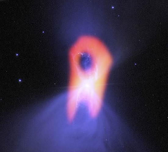 回力棒星云被称为是“宇宙中最冷之处”，其真实形状于近日被阿塔卡玛大型毫米波天线阵(ALMA)所揭示。背景中的蓝色结构由哈勃太空望远镜以可见光模式拍摄，呈经典的双