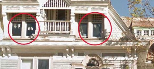 鬼屋的三楼玻璃窗被指有鬼手印（红圈示）。
