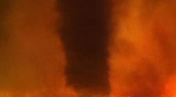 美国爱达荷州摄影师在火灾中拍摄到“火龙卷”