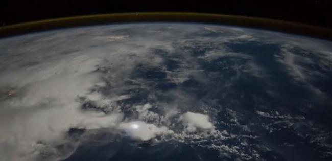 国际空间站宇航员拍下地球影片 亚太地区上空闪电交织