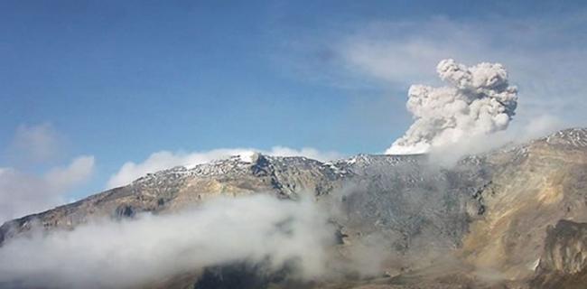 哥伦比亚西部的内瓦多德鲁伊斯火山（Nevado del Ruiz)喷发