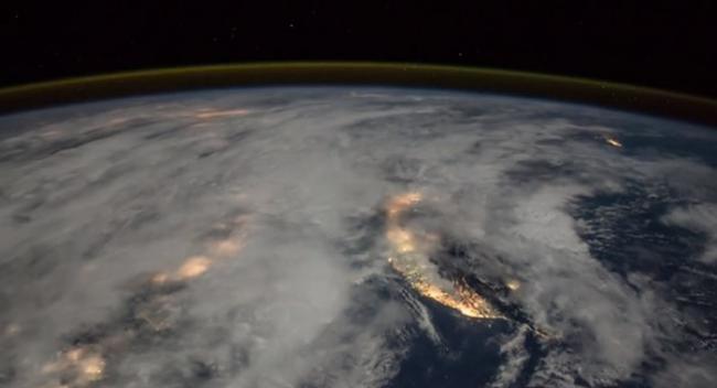 国际空间站宇航员拍下地球影片 亚太地区上空闪电交织