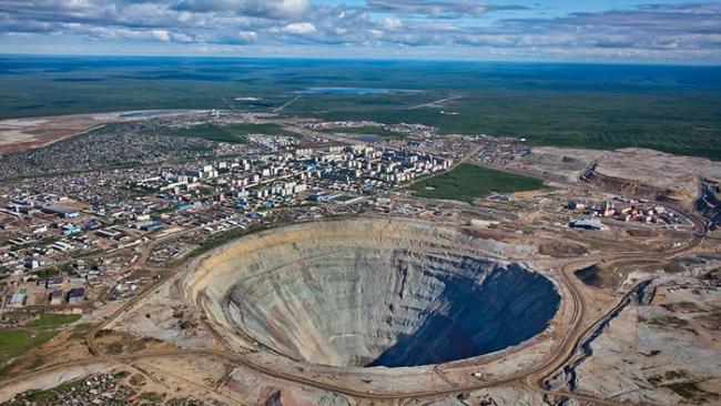 俄罗斯远东巨大钻石矿坑米尔（Mir）产生的涡旋气流能将直升机吸入