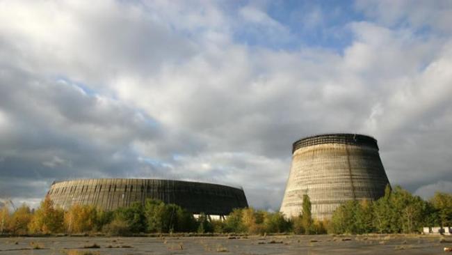 未完工的五号和六号冷却塔仍坐落在切尔诺贝利核电厂遗迹内。PHOTOGRAPH BY ROBERT MAXWELL