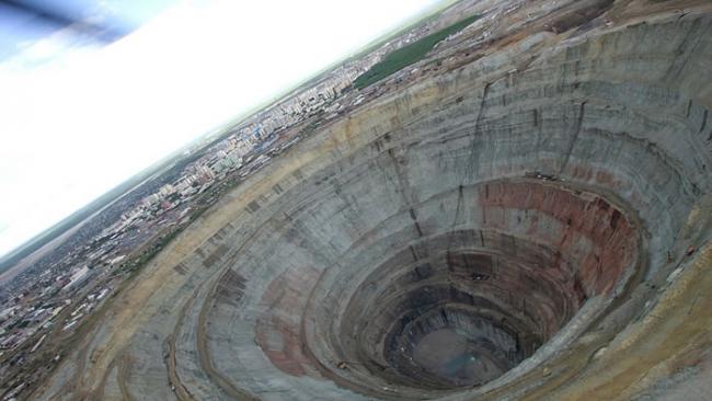 俄罗斯远东巨大钻石矿坑米尔（Mir）产生的涡旋气流能将直升机吸入