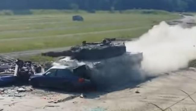坚强欧洲战车挑战赛：德国“豹”-2A2型坦克瞬间撞散宝马BMW轿车