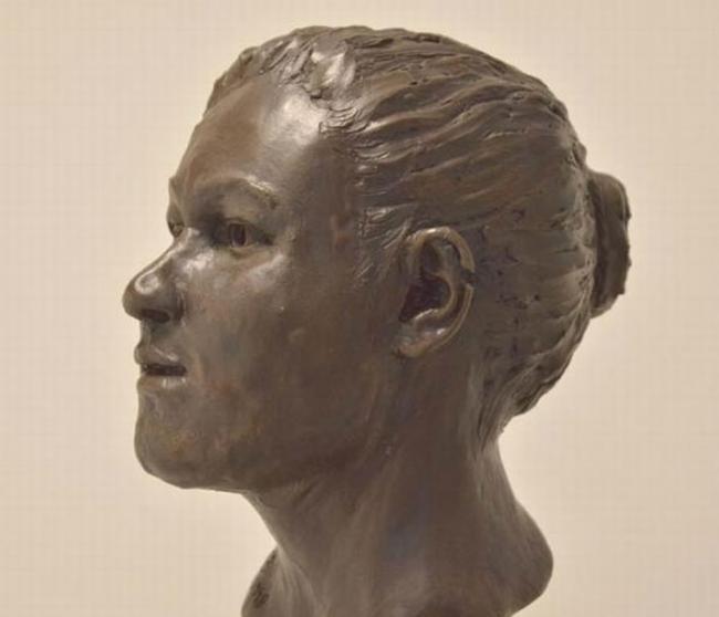 科学家重建了贝尔法斯特坟墓新石器时期女子的头像，推测她长着黑色头发，棕色眼睛。