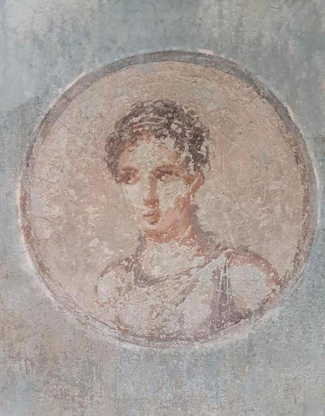 这幅受损的罗马女性肖像画在赫库兰尼姆古城出土。公元79年维苏威火山爆发后，赫库兰尼姆古城就消失了。 PHOTOGRAPH COURTESY ROBERTO AL