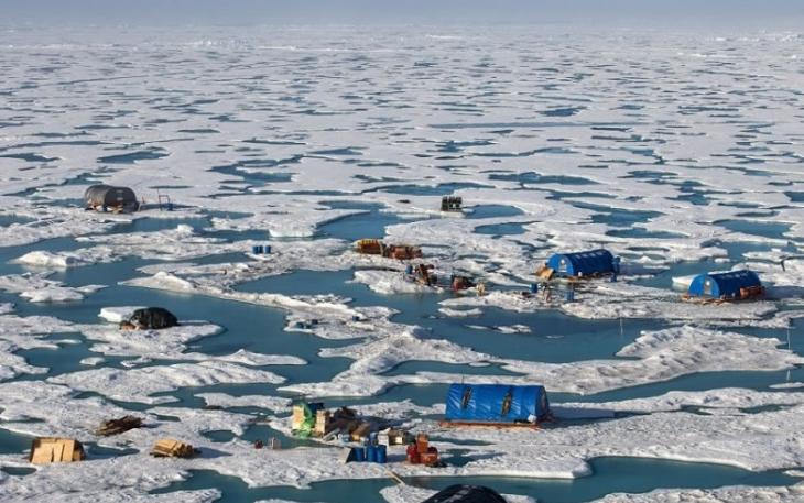 基地附近的浮冰融化，科学家遭到围困。