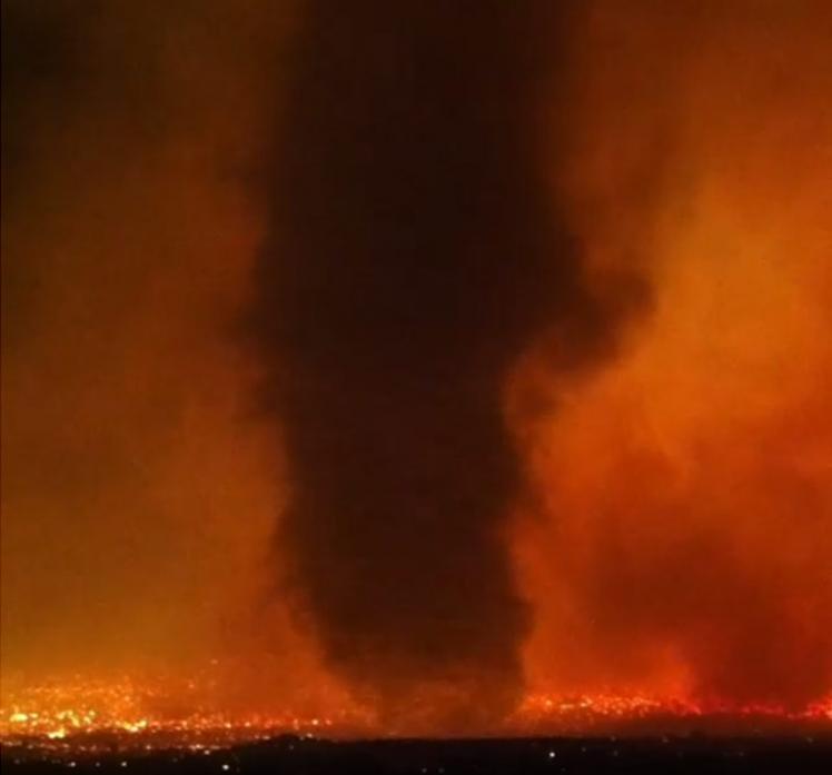 美国爱达荷州摄影师在火灾中拍摄到“火龙卷”