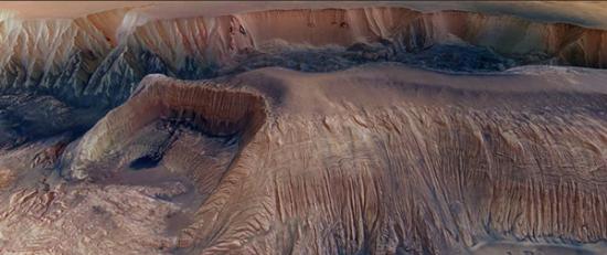 火星地表的赫伯斯峡谷的高清图像，于2013年由欧洲火星探测卫星探测卫星快车号拍摄。该峡谷座落于火星赤道的正中央，全长315公里，像伤疤一样印刻在土星表面。