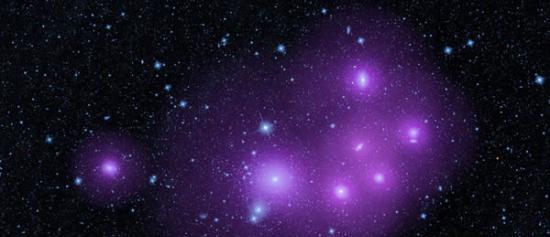 图片显示天炉座星系团的星系堆积在一起，这一星系团距离地球6000万光年。这张图片是由WISE所拍摄的，但经过了艺术处理以展示堆积的星系一般会被更大的暗物质光晕所
