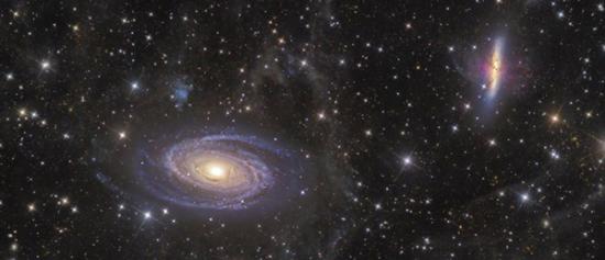 距地球约1200万光年的M81和M82星系，美丽的红外线波长由星际尘埃形成。