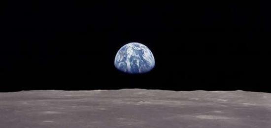 地球升起：阿波罗8号的宇航员从月球轨道上拍摄的经典照片