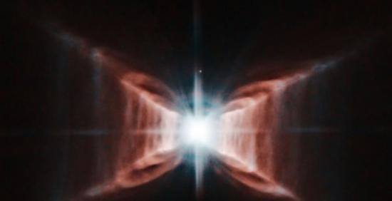 哈勃望远镜拍摄到的红矩形星云，星云中心为拥有奇特色彩的双星系统。
