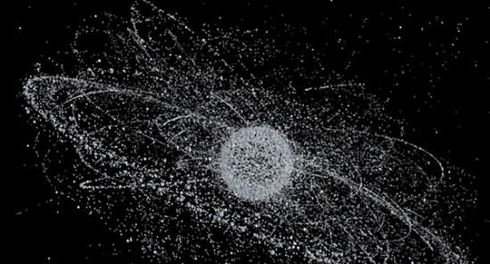 德国摄影师迈克尔拍摄到的四处弥漫的太空碎片，这已成为严峻的空间环境问题。据估计在地球轨道附近漂浮着约37万片太空垃圾，它们以每小时22000英里的速度运行着。