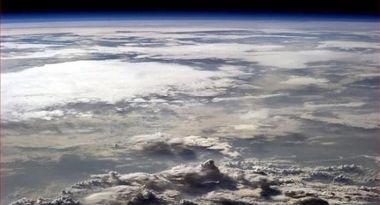 加拿大宇航员克里斯拍摄到的非洲清晨静谧的景象。