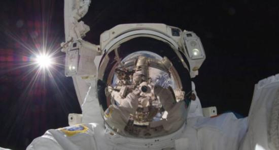 宇航员Aki Hoshide在国际空间站的自拍图。
