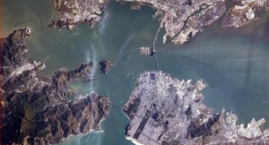 加拿大宇航员克里斯•哈德菲尔德（Chris Hadfield）在国际空间站所拍摄到的美国旧金山湾的高清图像，而金门大桥也赫然屹立其中，令人感慨万千。