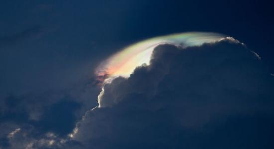 印度大学生拍摄到罕见的彩虹云