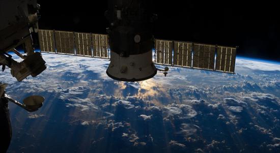 巴西和赤道附近的大西洋区域上空积聚着的暴风云，国际空间站于距地球200英里（约322公里）的外太空拍摄。