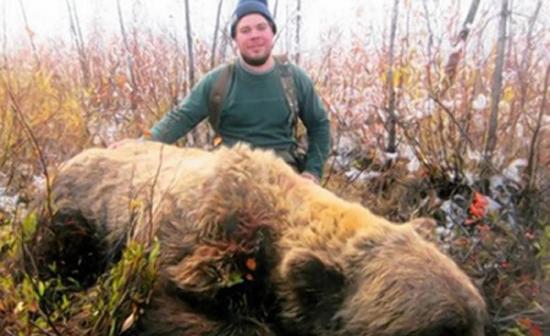 美国阿拉斯加州男子捕获一只巨型灰熊
