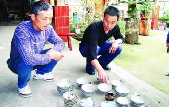 四川两聋哑兄弟到蓥华山采药意外发现50件完整明代青花瓷器