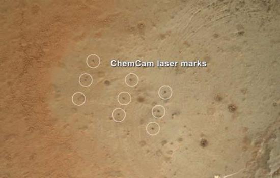 “好奇”号火星车使用激光轰击岩石留下的印记