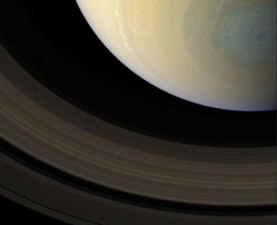 美国“卡西尼号”太空船于2013年11月份所抓拍到的土星风暴图像，展现了风暴的真实色彩。