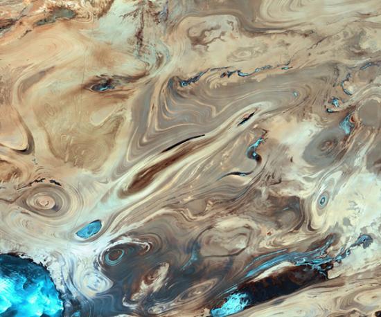 伊朗大盐漠太空照。沙漠中心地带为庞大的湿地，西部为马赛克般的盐湖群。