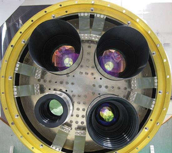 CIBER设备的光学器件，上面两个是近红外广角相机，下方左侧是一台绝对光谱仪，右侧则是一台夫琅和费线光谱仪