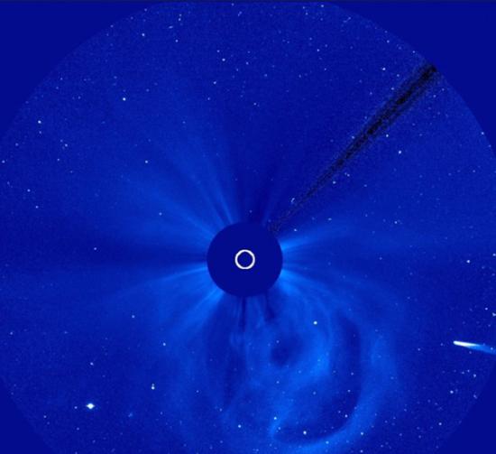2013年11月27日清晨，太阳表面光线被遮挡，人们得以清晰地看到太阳轮廓，以及其正下方的大范围彗星群。