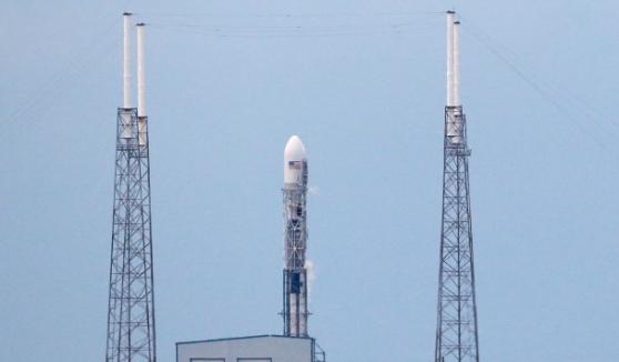 DSCOVR在佛罗里达州发射。图为火箭待命时的情况。
