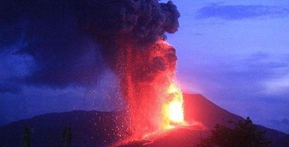 太平洋岛国巴布亚新几内亚东部的塔乌鲁火山爆发