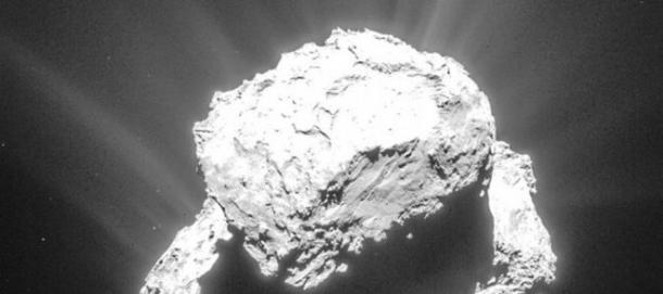 “双哑铃”状的67P彗星，菲莱号在其中的“小哑铃”登陆，进入休眠状态前和彗星“接触”了四次。