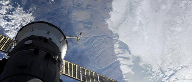 俄罗斯和美国宇航员离开国际空间站返回地球