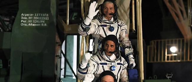 俄罗斯和美国宇航员离开国际空间站返回地球