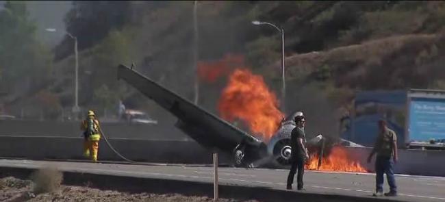 美国加州一架印有纳粹德军标记的小型飞机在高速公路上坠毁