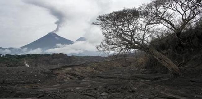 富埃戈火山再度爆发，图为火山6月时爆发情况。