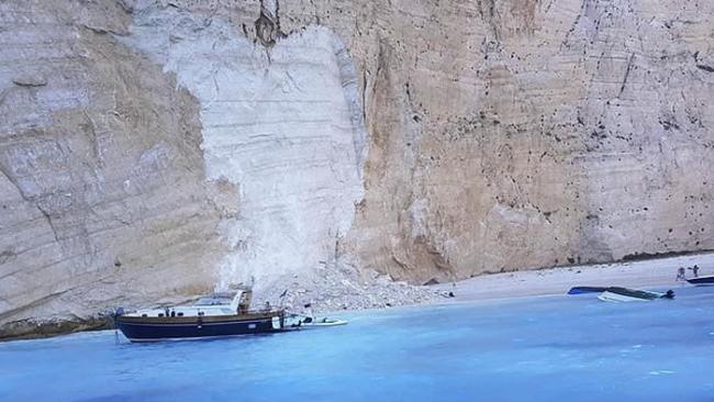 灾难片：希腊札金索斯州“沉船湾”悬崖大片岩壁无预警掉落