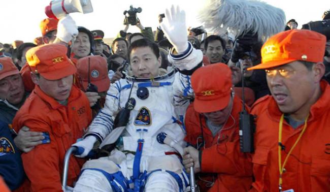 2003年10月15日，中国成为第三个独立载人航天国家，38岁的杨利伟上校成为中国首位进入太空的宇航员。他用了21小时23分钟成功绕飞地球14圈，而世界首位航天
