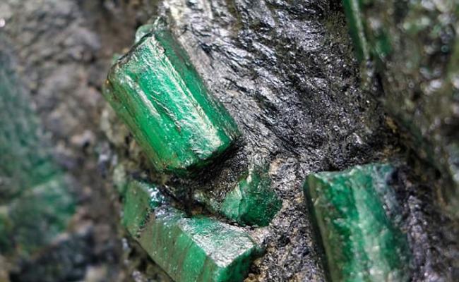 巴西巴伊亚州矿区发现市值约2.38亿英镑的巨型祖母绿原石