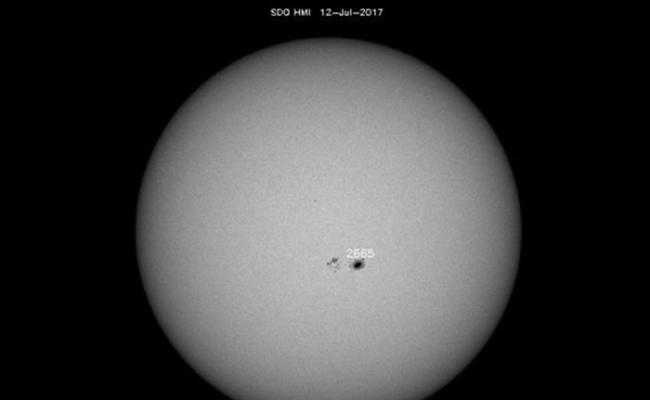太阳表面出现比地球大19倍的巨大黑子“AR2665”