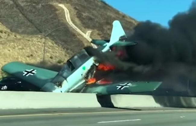 美国加州一架印有纳粹德军标记的小型飞机在高速公路上坠毁